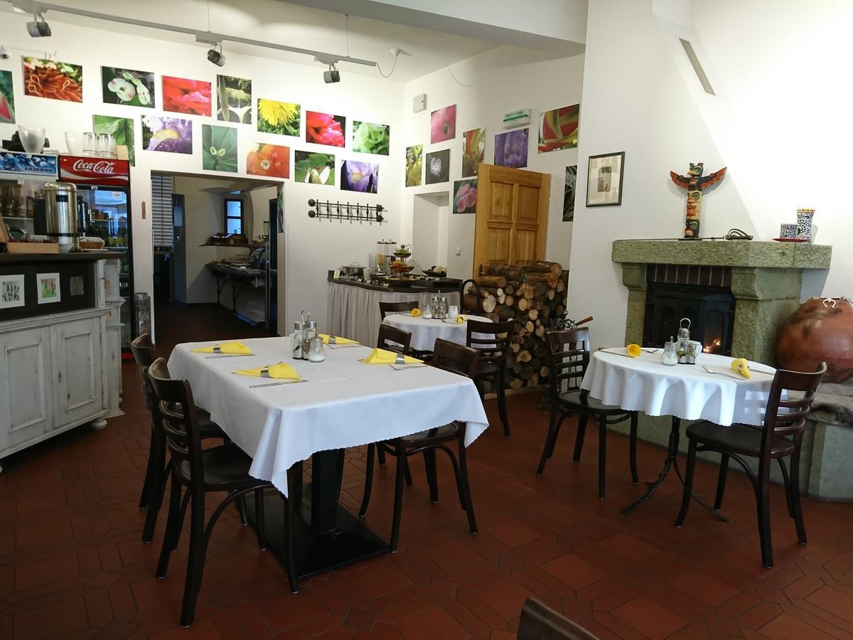 玫瑰大酒店 斯拉沃尼采 外观 照片